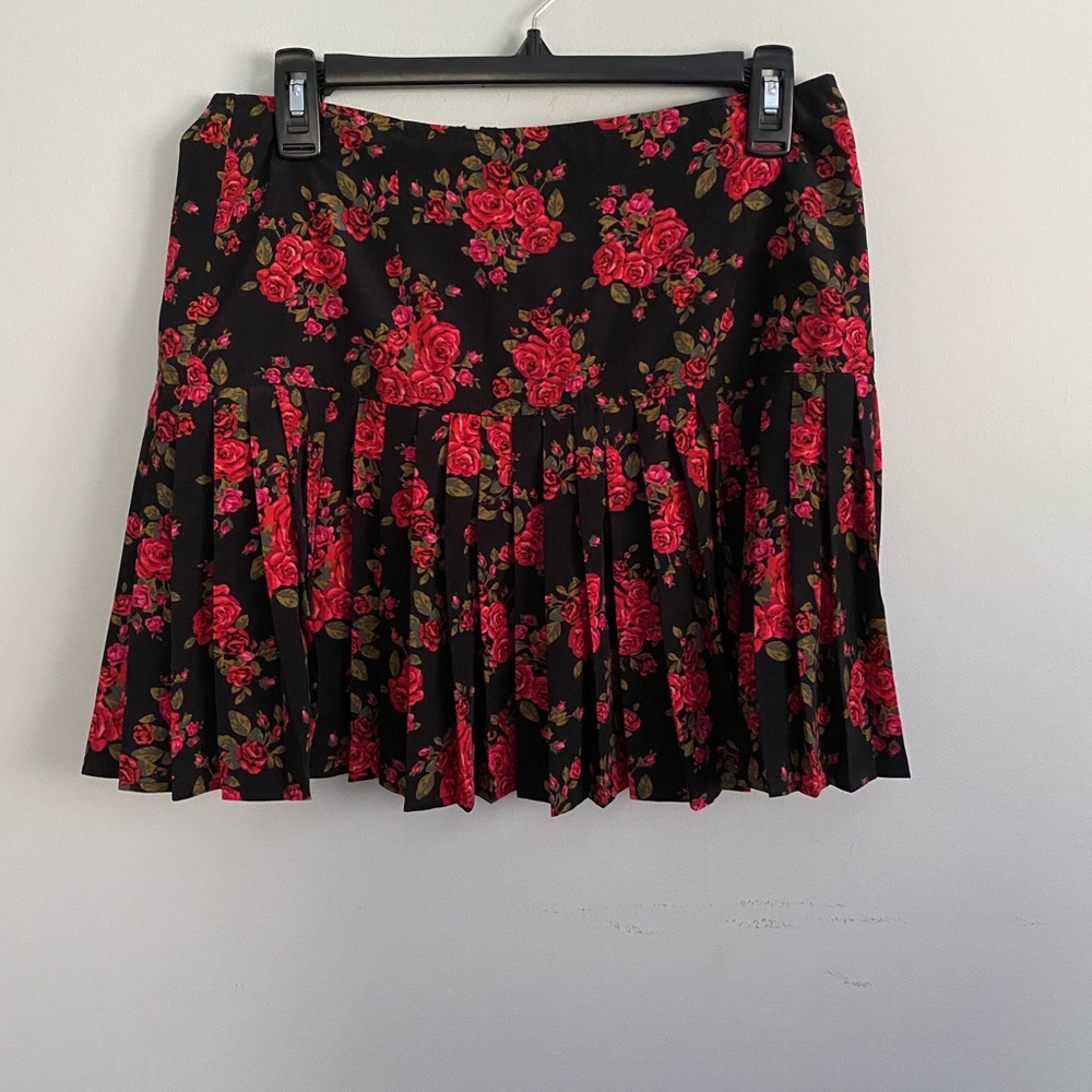 Hinge skirt